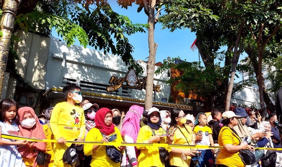 Kerumunan penonton saat menyaksikan drama musikal perobekan bendera di Jalan Tunjungan Surabaya, Minggu (18/9/2022). SP: Aksaradia