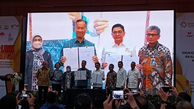 Penandatanganan kerja sama antara Kemenperin, Kadin dan Astra, Selasa (1/11/2022).