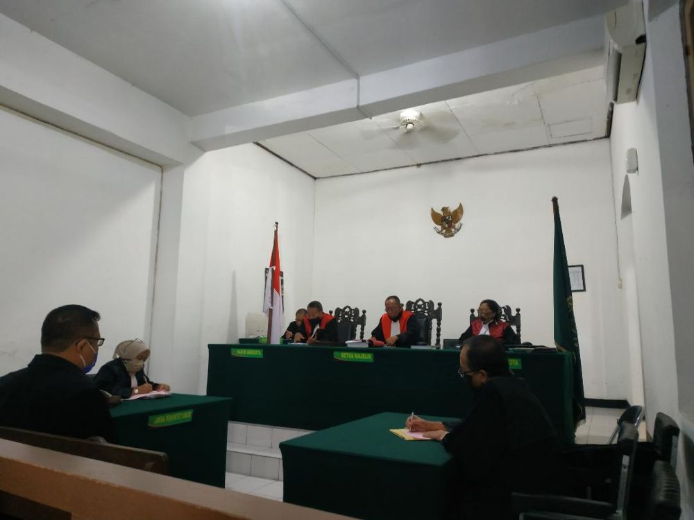 Terdakwa Budi Prasetyo saat dengarkan vonis hakim