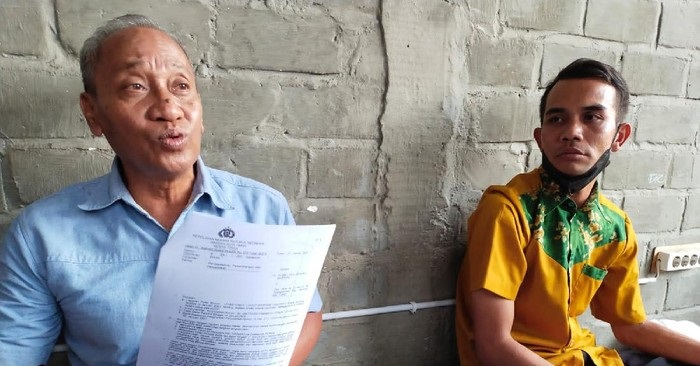 Kasun Slamet Idul Adha (kanan) dan penasihat hukumnya Heri Subagyo saat menunjukkan laporan kepolisian.