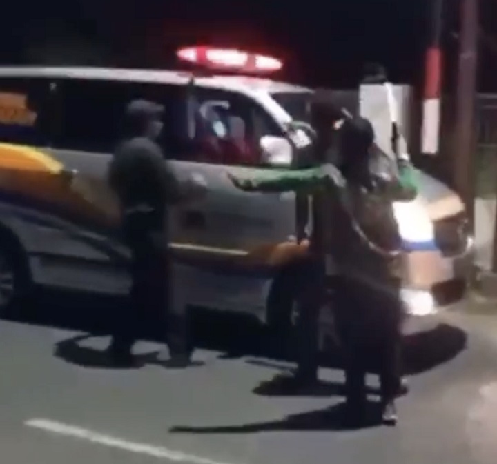 Dalam tangkap layar video viral, beberapa warga Keputih yang memberhentikan mobil Ambulance pengangkut jenazah. SP/tangkap layar/Anggadia Muhammad 