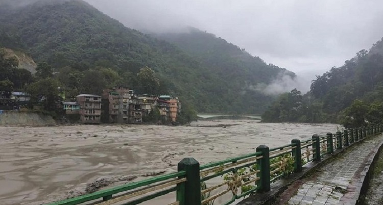 Ketinggian air di sungai Teesta, India, meningkat setelah danau glasial di wilayah itu meluap.