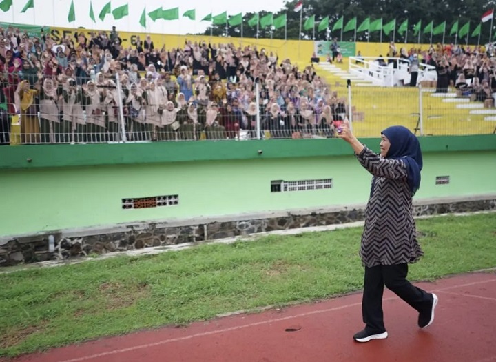 Khofifah Indar Parawansa saat mengecek para tim muslimat NU, Ashari, dan Ansor, untuk persiapan pembukaan peringatan 1 Abad NU, yang akan digelar Selasa (7/2/2023).