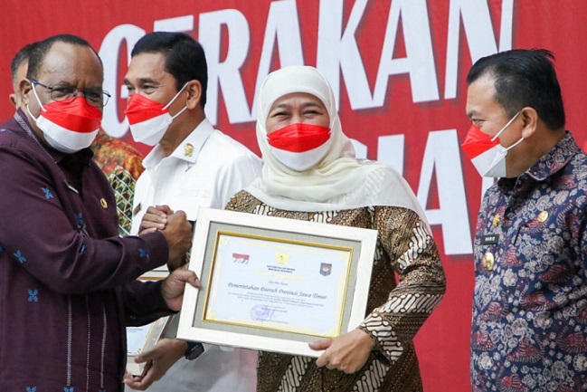 Gubernur Jawa Timur Khofifah Indar Parawansa saat menerima penghargaan dari Kemendagri