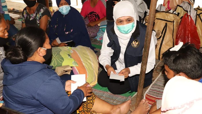 Gubernur Jawa Timur Khofifah Indar Parawansa langsung meninjau lokasi terdampak gempa Malang. SP/DK