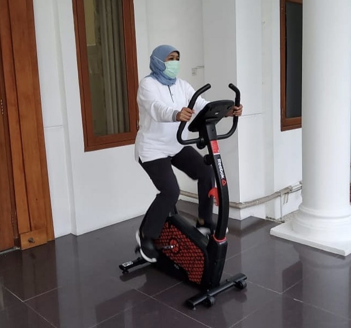 Khofifah Indar Parawansa saat berolahraga dengan sepeda statis di rumah dinas Jalan Imam Bonjol Surabaya, yang diunggah di Instagram, Senin (4/1/2021). Sp/Instagram @khofifah.ip