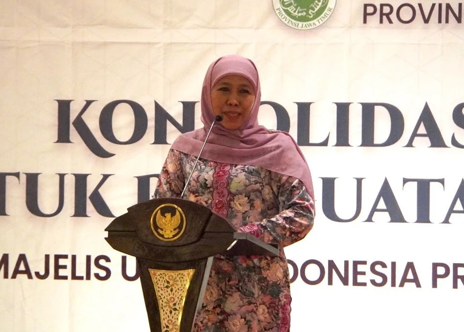 Gubernur Jatim Khofifah Indar Parawansa saat Konsolidasi Organisasi untuk Penguatan Industri Halal di Hotel Bumi, Surabaya, Minggu (09/04/2023). Foto: NU Jatim.