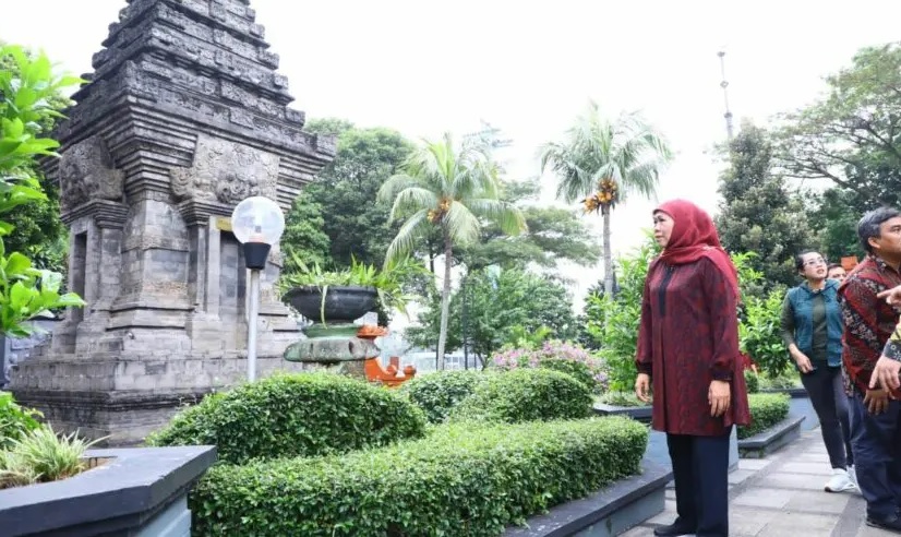 Gubernur Jatim Khofifah Indar Parawansa saat meninjau Anjungan Jatim di TMII, Jakarta. Foto: Pemprov Jatim.