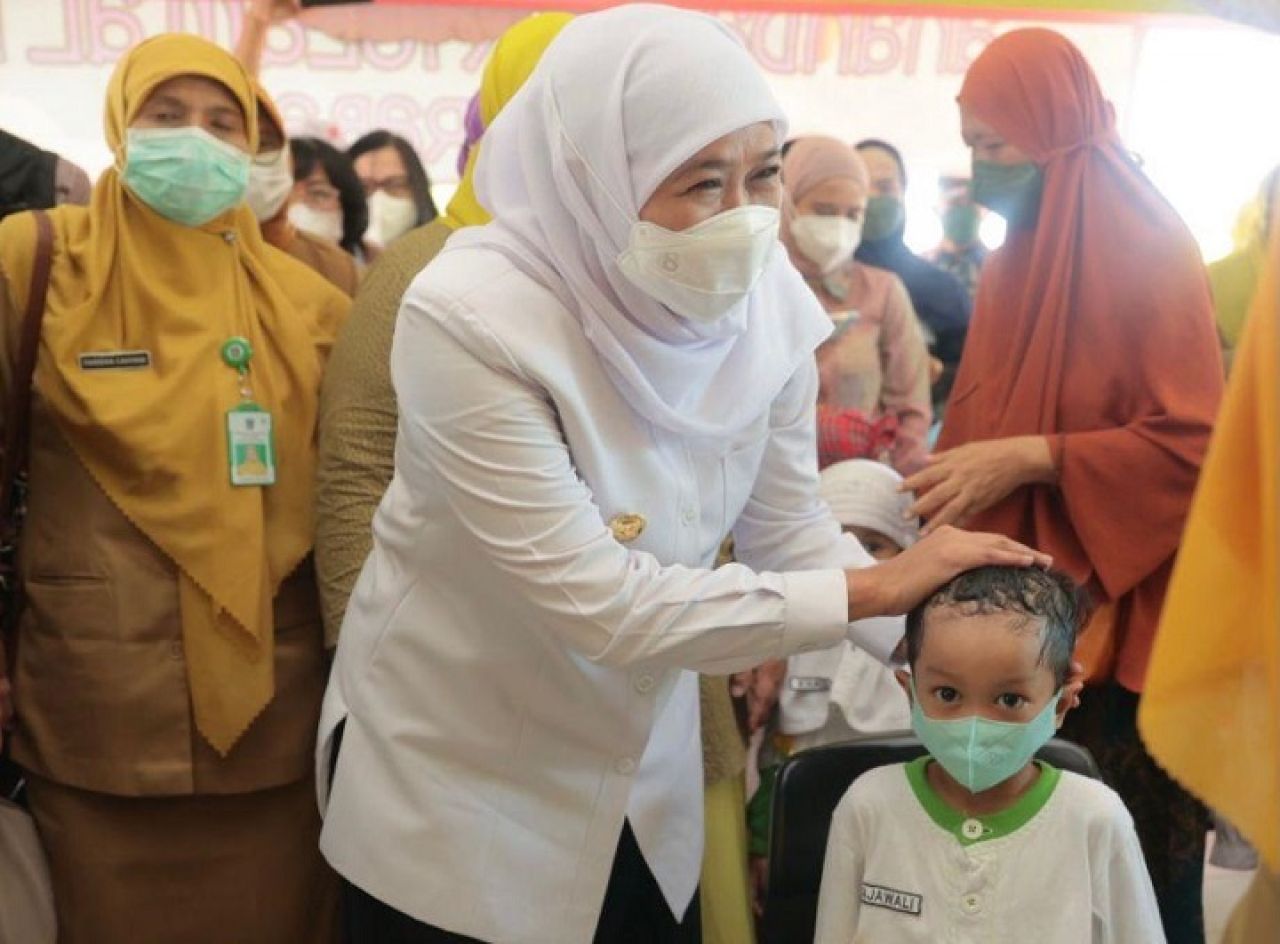 Gubernur Jatim Khofifah Indar Parawansa saat meninjau imunisasi Polio untuk anak, Senin (15/1/2024).