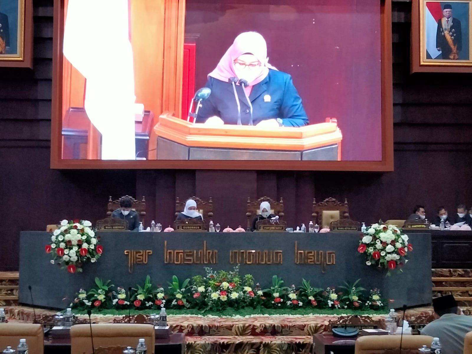 Gubernur Jatim, Khofifah Indar Parawansa saat menghadiri Rapat paripurna DPRD Jatim Jumat (1/7/2022).
