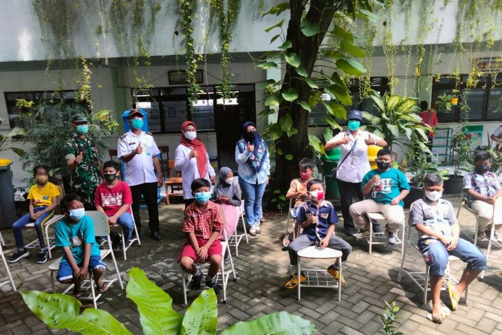 Ketua Komisi D DPRD Surabaya Khusnul Khotimah saat meninjau vaksinasi anak umur 6-12 tahun di SDN Tambaksari 1 Kota Surabaya, Rabu (15/12/2021). (SP/ANT/DPRD Surabaya)