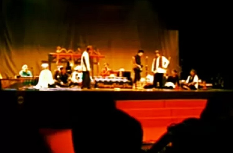 Illustrasi pagelaran wayang catur dengan mengandalkan tutur kata dan musik dari sang dalang. SP/ SBY