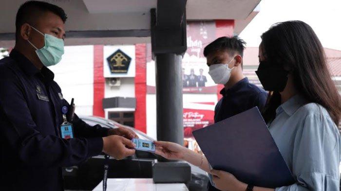 
Setiap pengguna layanan di Kanwil Kemenkumham Jatim  harus punya access card.  SP/Kanwil Kemenkumham Jatim