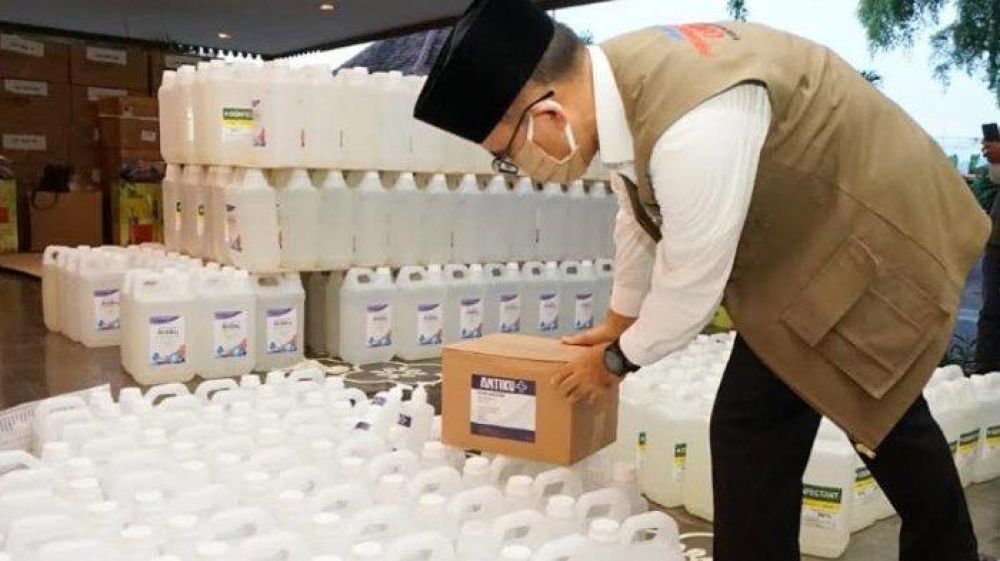 Bupati Banyuwangi, Abdullah Azwar Anas memeriksa hand sanitizer dan cairan disinfektan yang akan dibagikan ke seluruh kantor desa di Banyuwangi jelang pelaksanaan new normal.SP/trb