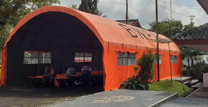 Tenda darurat disediakan bagi para pasien covid-19 yang terus menerus bertambah banyak setiap harinya.