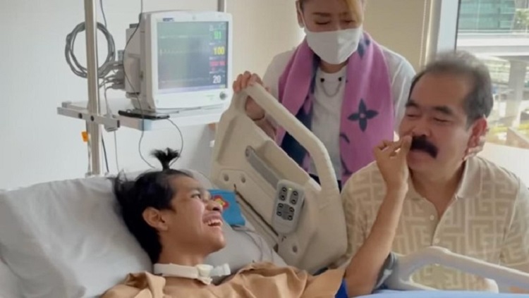 Inul dan Adam terlihat menjenguk David yang sampai saat ini masih dirawat intensif. SP/ SBY