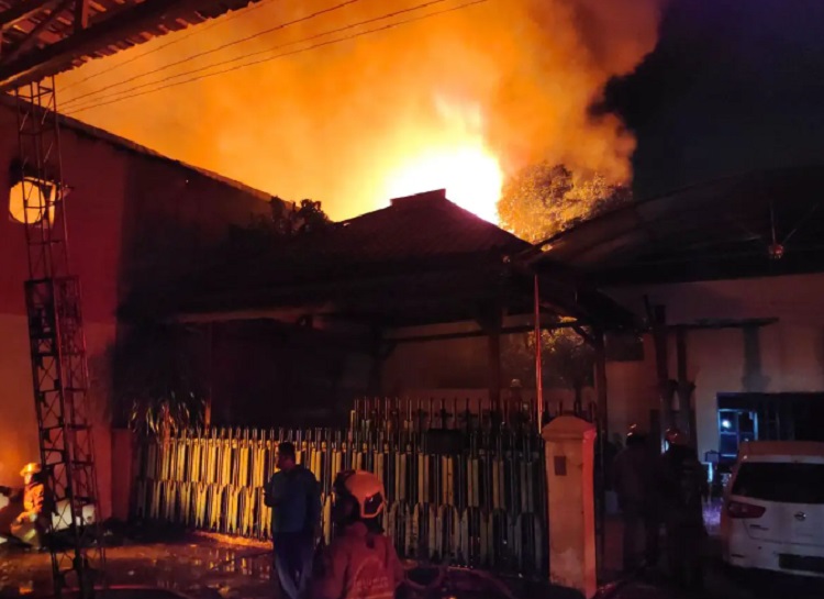 Insiden kebakaran yang melanda pabrik lilin di Jalan Karang Asem XII No 3, Ploso, Tambaksari, Surabaya, Jumat (20/10/2023). SP/ SBY
