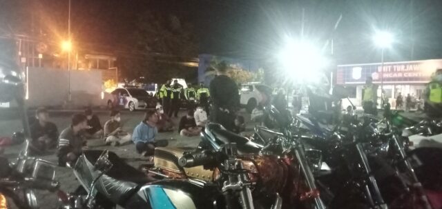 Puluhan remaja dan ratusan motor berknalpot brong diamankan di Polres Jombang