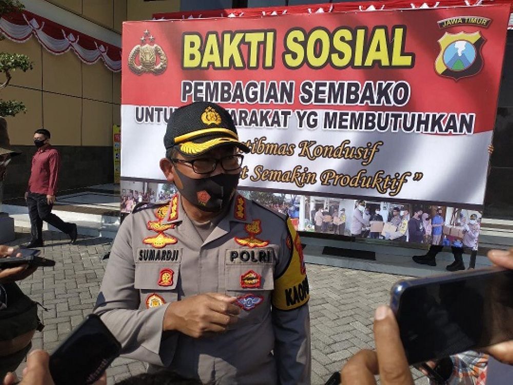 Kapolresta Sidoarjo Kombes Pol Sumardji saat memberikan keterangan kepada awak media usai gelar bakti sosial bagi sembako di Polresta Sidoarjo. SP/Sg