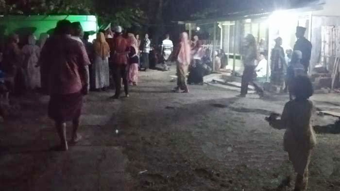 Kondisi rumah duka korban yang tewas tertembak senapan angin di Probolingg, Kamis (27/5).