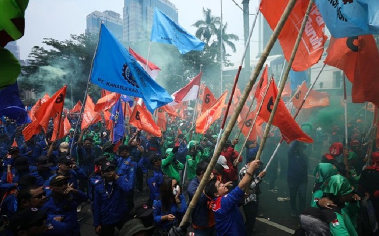 Konfederasi Serikat Pekerja Indonesia (KSPI)  dan Partai Buruh menggelar aksi demo di Jakarta Pusat, Senin (2/10/2023).