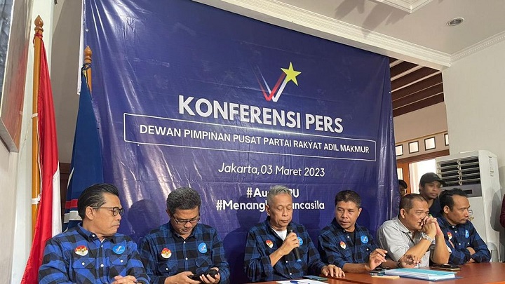 Ketua Umum Partai Prima Agus Jabo Priyono menggelar jumpa pers untuk melakukan klarifikasi di markas Partai Prima, Jakarta, Jumat (3/3/2023). Agus menegaskan pihaknya sebetulnya tidak menginginkan pemilu ditunda.