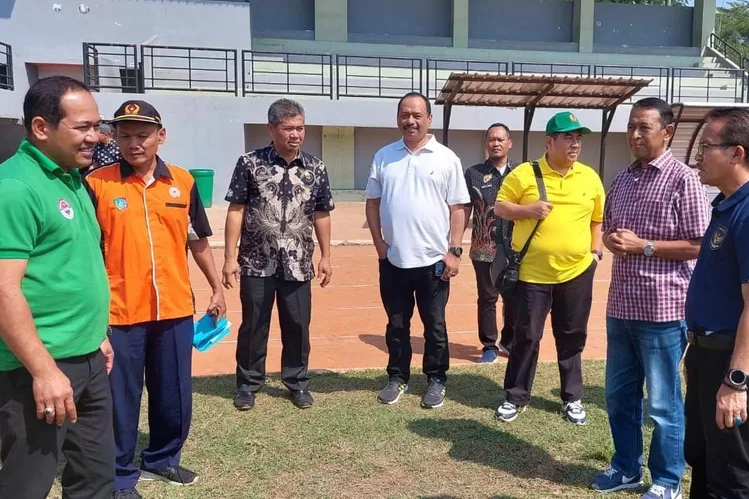 Ketua KONI Jatim, M Nabil (kaos putih) saat meninjau venue Porprov VIII Jatim 2023 di Kabupaten Jombang. Foto: KONI Jatim.