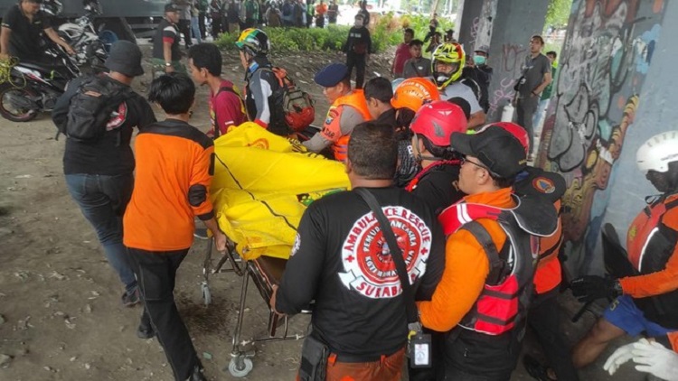 Evakuasi korban hilang perahu tambang tenggelam. SP/ Sby