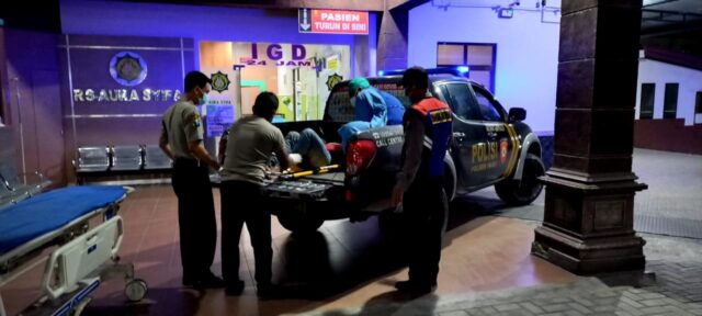 Petugas mengevakuasi kedua korban ke rumah sakit untuk mendapat pertolongan medis.