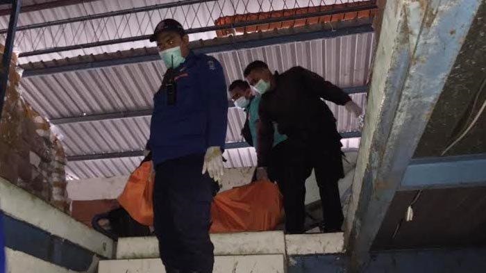 Petugas mengevakuasi jenazah korban. SP/Mahbub Fikri