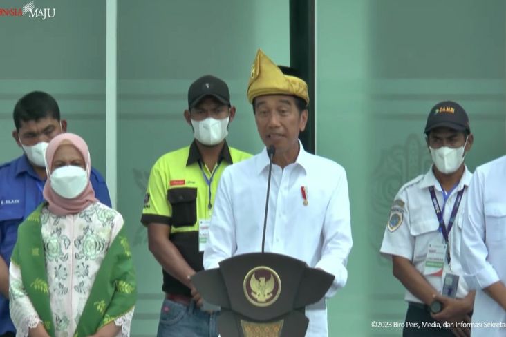 Presiden Jokowi saat meresmikan Terminal Amplas dan Terminal Tanjung Pinggir, Medan, Kamis (9/2/2023). Foto: BPMI Setpres.