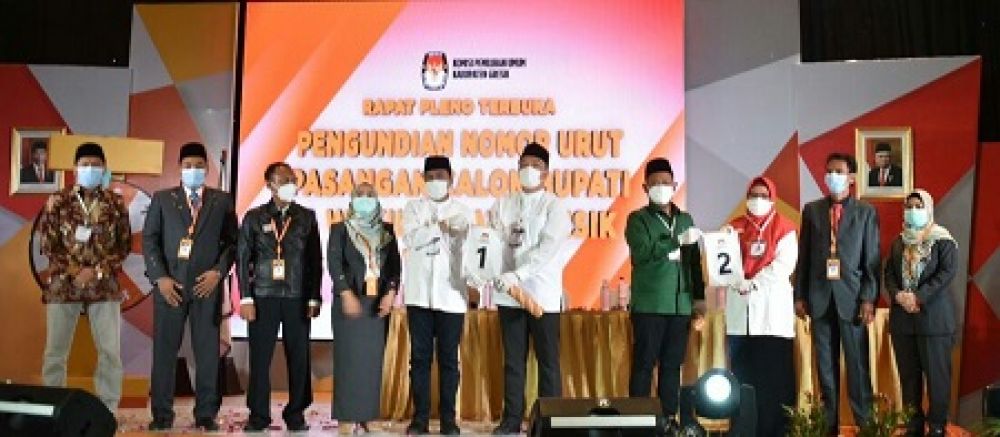 Sesi foto bersama dua paslon dengan lima komisioner KPU Gresik dan ketua bawaslu setempat yang tanpa menjaga jarak. SP/M.AIDID