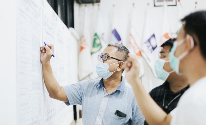 Anggota KPU Surabaya saat simulasi menggunakan Sirekap yang akan digunakan pada Pilwali Surabaya 9 Desember mendatang. Sp/KPU 
 Surabaya