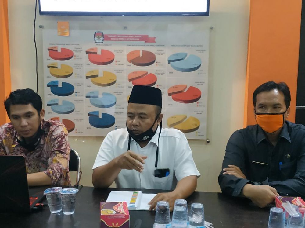 Ketua KPU Sidoarjo M Iskak (tengah) saat beri keterangan.SP/sg