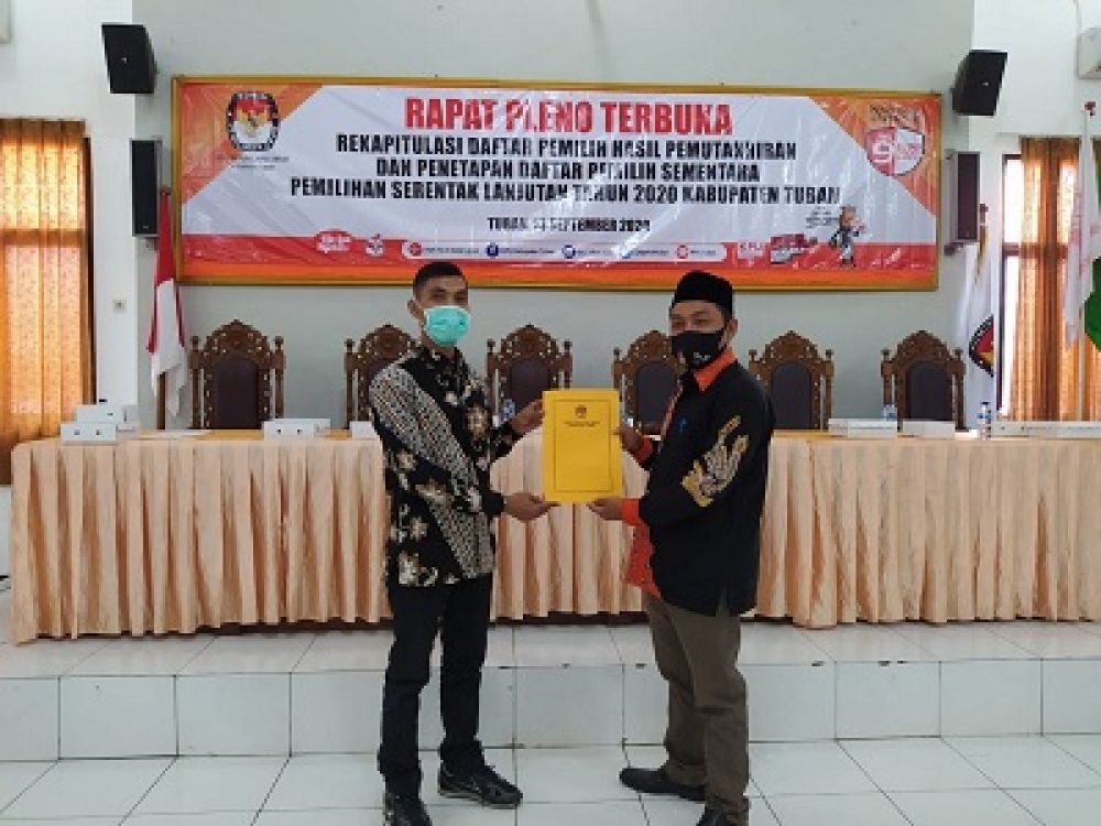 Ketua KPU Kabupaten Tuban, Fatkhul Ikhsan saat menyerahkan DPS Pilkada Tuban ke Bawaslu Kabupaten Tuban.