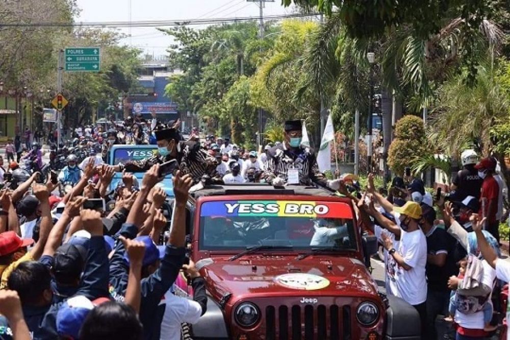 Penumpukan simpatisan saat pasangan calon kepala daerah masih terlihat saat pendaftaran di KPU masing-masing. Seperti paslon Dr. H. Yuhronur Efendy, MBA  - Drs. KH. Abdul Rouf, M.Ag ke KPU Lamongan, yang dipenuhi ribuan simpatisan, Minggu (6/9/2020).