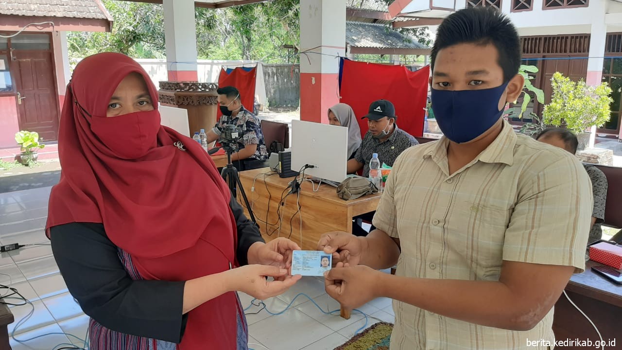 Salah satu warga yang memanfaatkan program jemput bola Dispendukcapil Pemkab Kediri