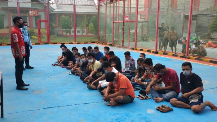 Lapas Banyuwangi memindahkan beberapa WBP ke lapas narkotika di Pamekasan karena alami overkapasitas.