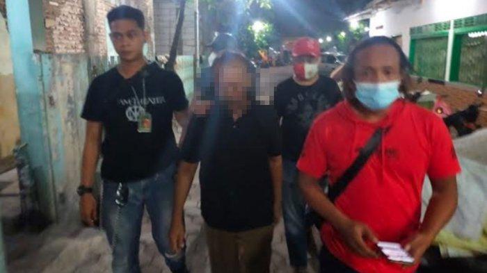 Pelaku pencabulan saat diamankan Unit Reskrim Polsek Wonokromo.