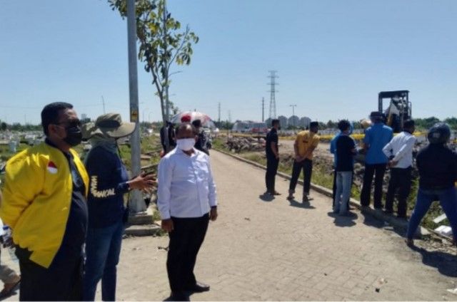 Anggota Komisi A DPRD Surabaya Arif Fathoni saat meninjau proses pemakaman jenazah di TPU Keputih, Minggu (25/7).SP/ANT/IST