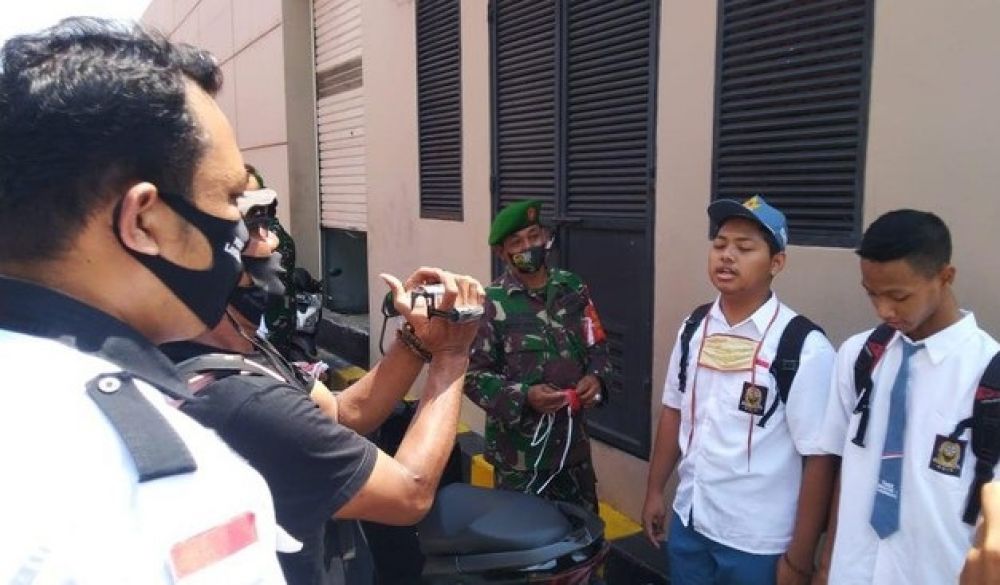 Aparat penegak hukum memberikan sanksi sosial pada pelanggar protokol kesehatan. SP/ DECOM