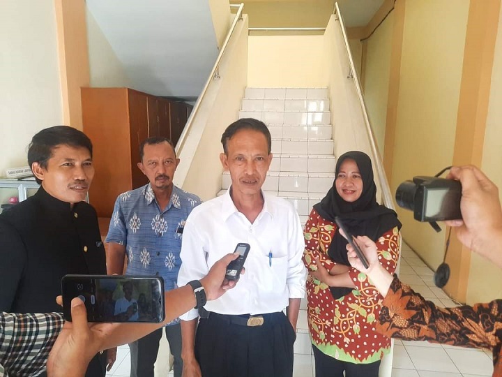 Hari Agus Santa Pramono baju putih diwawancarai wartawan saat masih menjabat sekretaris Kesbangpol. SP/IST