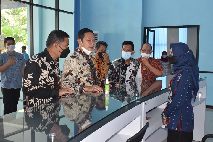 Bupati saat melihat langsung pelayanan di kantor PDAM. SP/MUHAJIRIN KASRUN