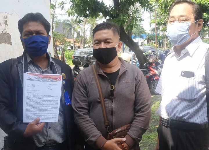 Terlapor Onny (tengah) didampingi Johannis Salya (kiri) tunjukkan surat laporan ke Propam Polda Jatim. SP/Sugeng