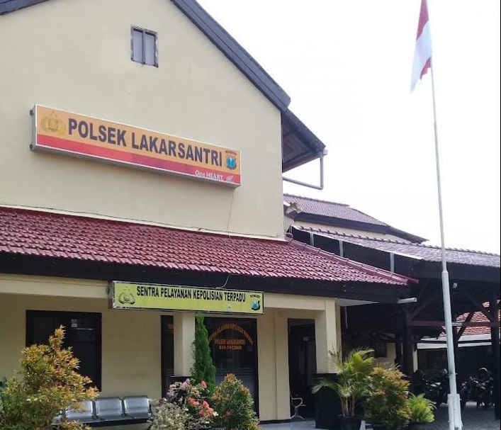 Mapolsek Lakarsantri.