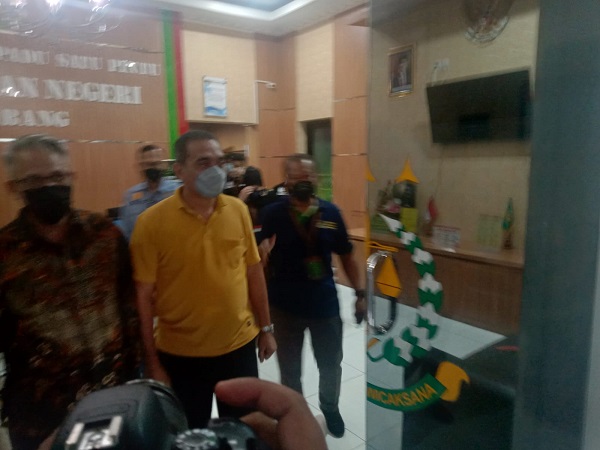 Terpidana kasus korupsi KUPS, Masykur (kedua kiri) saat akan dibawa ke Lapas Porong, Sidoarjo.
