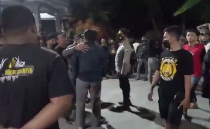 Tangkapan layar video pembubaran latihan Reog Ponorogo yang beredar luas di media sosial.