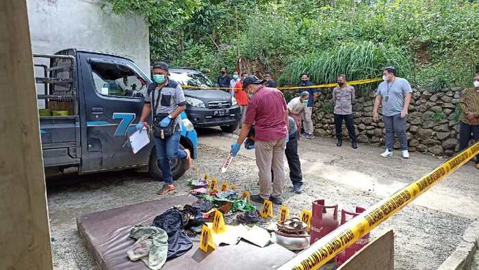 Polisi melakukan olah TKP di lokasi kejadian.