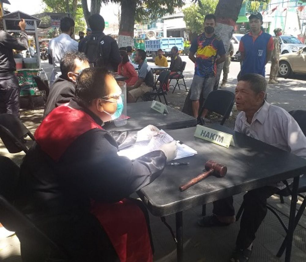 Salah satu foto pelanggar Yustisi Prokes setelah di Vonis denda langsung bayar ke JPU, karena kasihan  pelanggar di beri Masker. Les