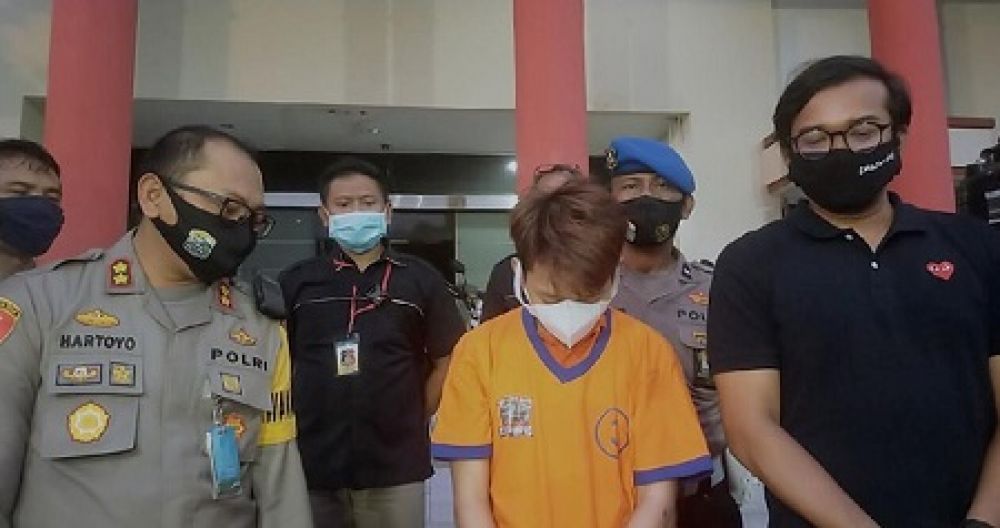 Pelaku saat dihadirkan dalam rilis di Polrestabes Surabaya. SP/ DECOM